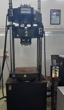 Tensile testing machine 600 KN INSTRON SATEC UTM